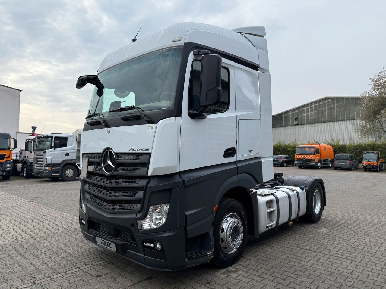 Mercedes-Benz MB Actros 1845 LS Sattelzugmaschine 4x2 - Nyergesvontató: 2 kép. Mercedes-Benz MB Actros 1845 LS Sattelzugmaschine 4x2 - Nyergesvontató: 2 kép.