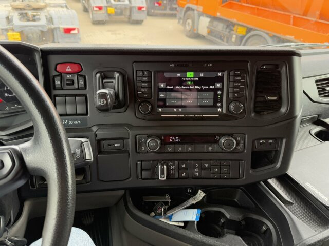 Scania G450 XT 4x4 Euro 6 SZM Kipphydraulik Blatt/ Luft - Nyergesvontató: 3 kép. Scania G450 XT 4x4 Euro 6 SZM Kipphydraulik Blatt/ Luft - Nyergesvontató: 3 kép.