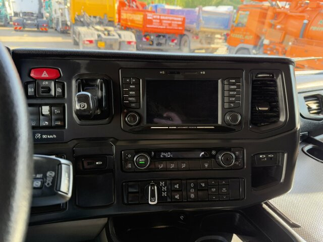 Scania G450 XT 4x4 Euro 6 SZM Kipphydraulik Blatt/ Luft - Nyergesvontató: 3 kép. Scania G450 XT 4x4 Euro 6 SZM Kipphydraulik Blatt/ Luft - Nyergesvontató: 3 kép.