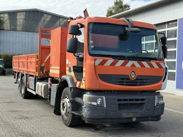 Renault Premium Lander Pritsche mit Kran FASSI - Darus autó, Platós teherautó: 1 kép. Renault Premium Lander Pritsche mit Kran FASSI - Darus autó, Platós teherautó: 1 kép.