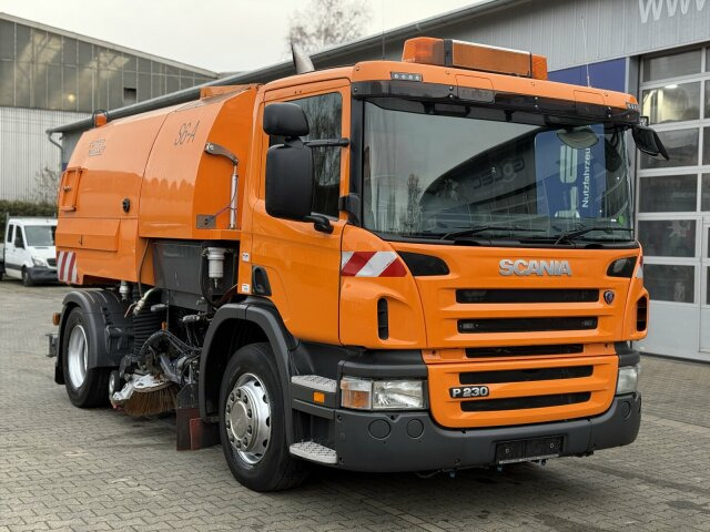 Scania P230 Kehrmaschine Johnston VT605- 6 M³ - Utcaseprő gép: 1 kép. Scania P230 Kehrmaschine Johnston VT605- 6 M³ - Utcaseprő gép: 1 kép.
