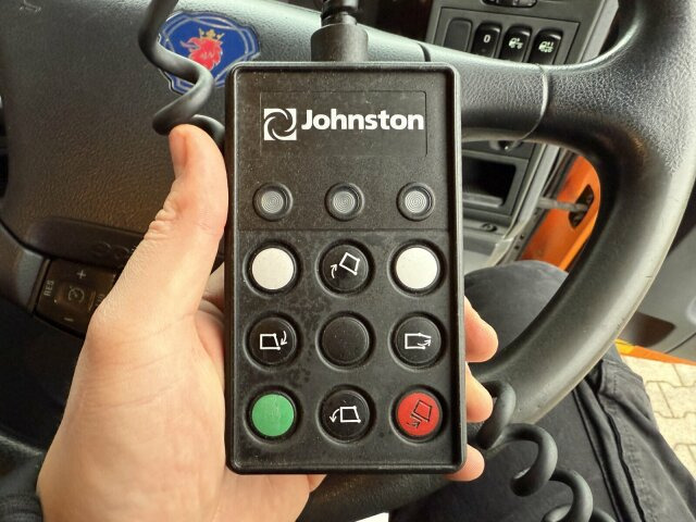 Scania P230 Kehrmaschine Johnston VT605- 6 M³ - Utcaseprő gép: 5 kép. Scania P230 Kehrmaschine Johnston VT605- 6 M³ - Utcaseprő gép: 5 kép.