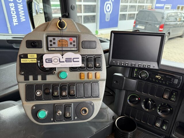 Scania P230 Kehrmaschine Johnston VT605- 6 M³ - Utcaseprő gép: 4 kép. Scania P230 Kehrmaschine Johnston VT605- 6 M³ - Utcaseprő gép: 4 kép.