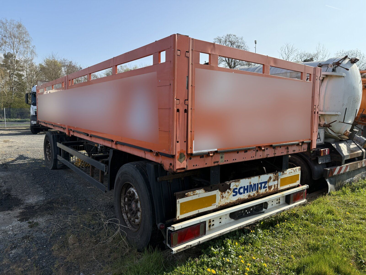 Schmitz Cargobull Gotha AFG 18 Baustoffanhänger 2 Achse - Platós pótkocsi: 4 kép. Schmitz Cargobull Gotha AFG 18 Baustoffanhänger 2 Achse - Platós pótkocsi: 4 kép.