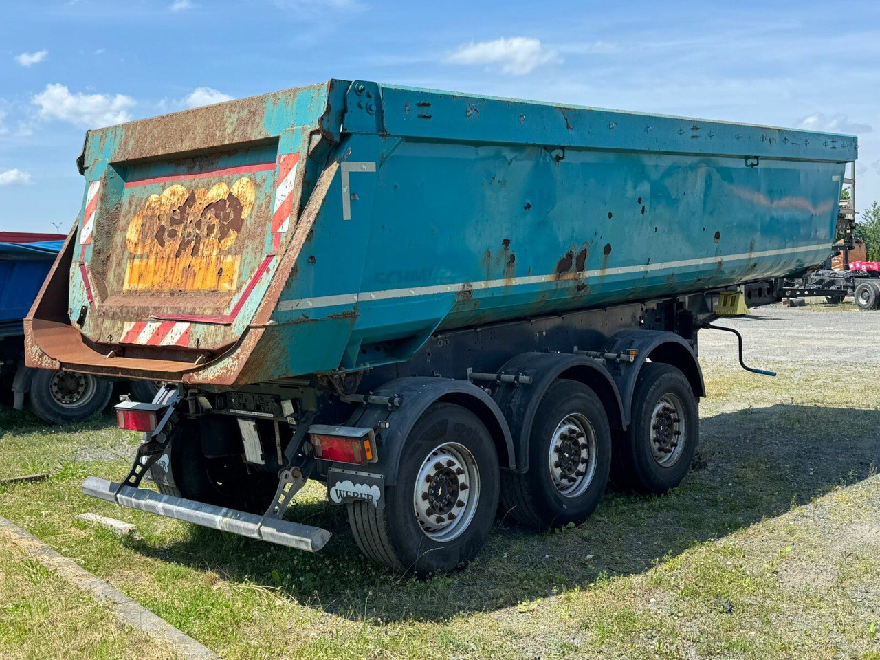 Schmitz Cargobull SKI 24 SL7.2 Kippauflieger 3 Achse - Félpótkocsi billenőplatós: 4 kép. Schmitz Cargobull SKI 24 SL7.2 Kippauflieger 3 Achse - Félpótkocsi billenőplatós: 4 kép.