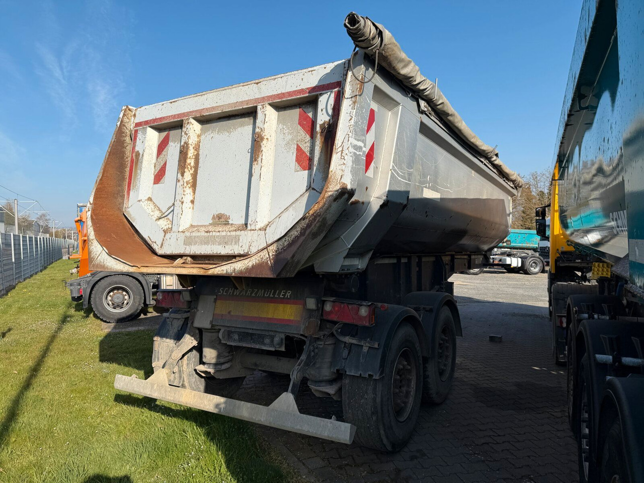Schwarzmüller SM K100C ABO Kippauflieger 2 Achse - Félpótkocsi billenőplatós: 2 kép. Schwarzmüller SM K100C ABO Kippauflieger 2 Achse - Félpótkocsi billenőplatós: 2 kép.