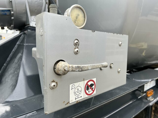 Schwing Stetter Betonmischer Auflieger 10 m³ - Betonkeverő félpótkocsi: 4 kép. Schwing Stetter Betonmischer Auflieger 10 m³ - Betonkeverő félpótkocsi: 4 kép.