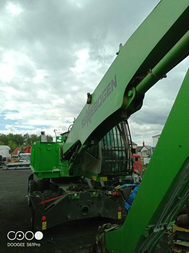 Sennebogen 818-E Umschlagbagger - 83 Ton - mit Greifer - Gumikerekes kotró: 4 kép. Sennebogen 818-E Umschlagbagger - 83 Ton - mit Greifer - Gumikerekes kotró: 4 kép.