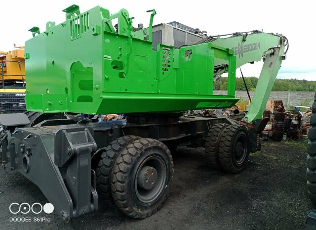 Sennebogen 818-E Umschlagbagger - 83 Ton - mit Greifer - Gumikerekes kotró: 3 kép. Sennebogen 818-E Umschlagbagger - 83 Ton - mit Greifer - Gumikerekes kotró: 3 kép.