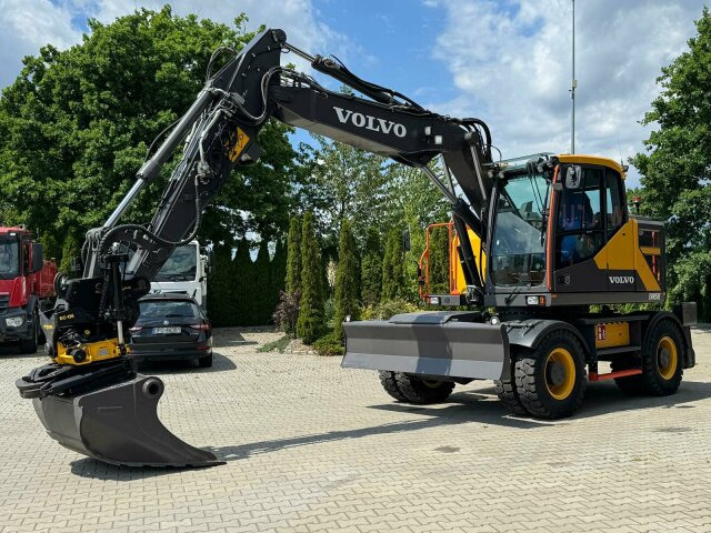 Volvo EWR150E Mobilbagger mit ROTATOR ENCONG EC319 - Gumikerekes kotró: 1 kép. Volvo EWR150E Mobilbagger mit ROTATOR ENCONG EC319 - Gumikerekes kotró: 1 kép.