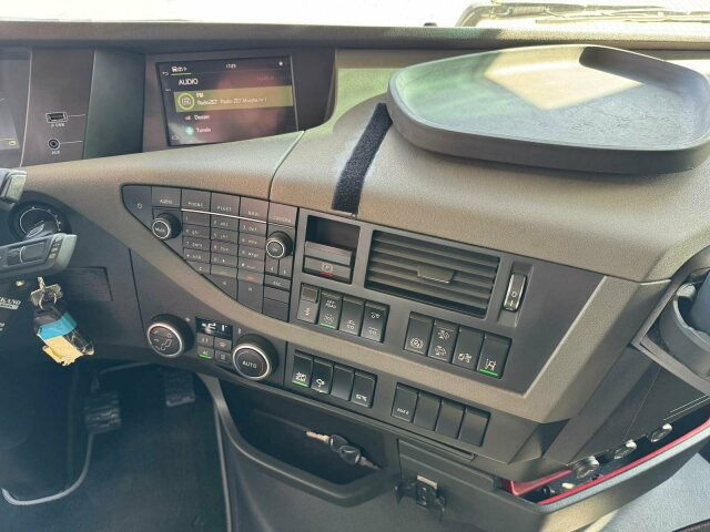 Volvo FH 540 6x2 Abrollkipper MEILLER RK 26.67 - Horgos rakodó teherautó: 4 kép. Volvo FH 540 6x2 Abrollkipper MEILLER RK 26.67 - Horgos rakodó teherautó: 4 kép.