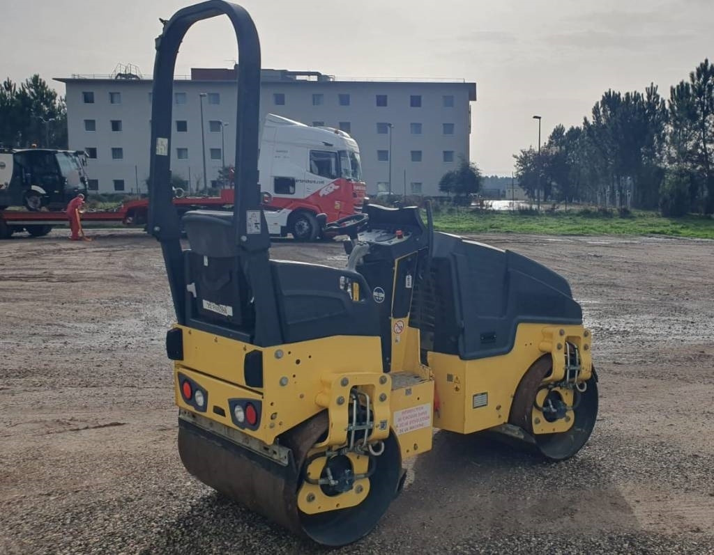 Bomag BW 100 AD M-5 - Úthenger: 2 kép. Bomag BW 100 AD M-5 - Úthenger: 2 kép.