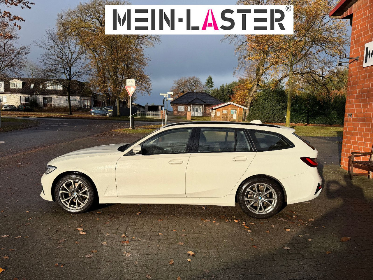 BMW 320 d xDrive touring Sport Line shadow AHK - Kombi: 5 kép. BMW 320 d xDrive touring Sport Line shadow AHK - Kombi: 5 kép.