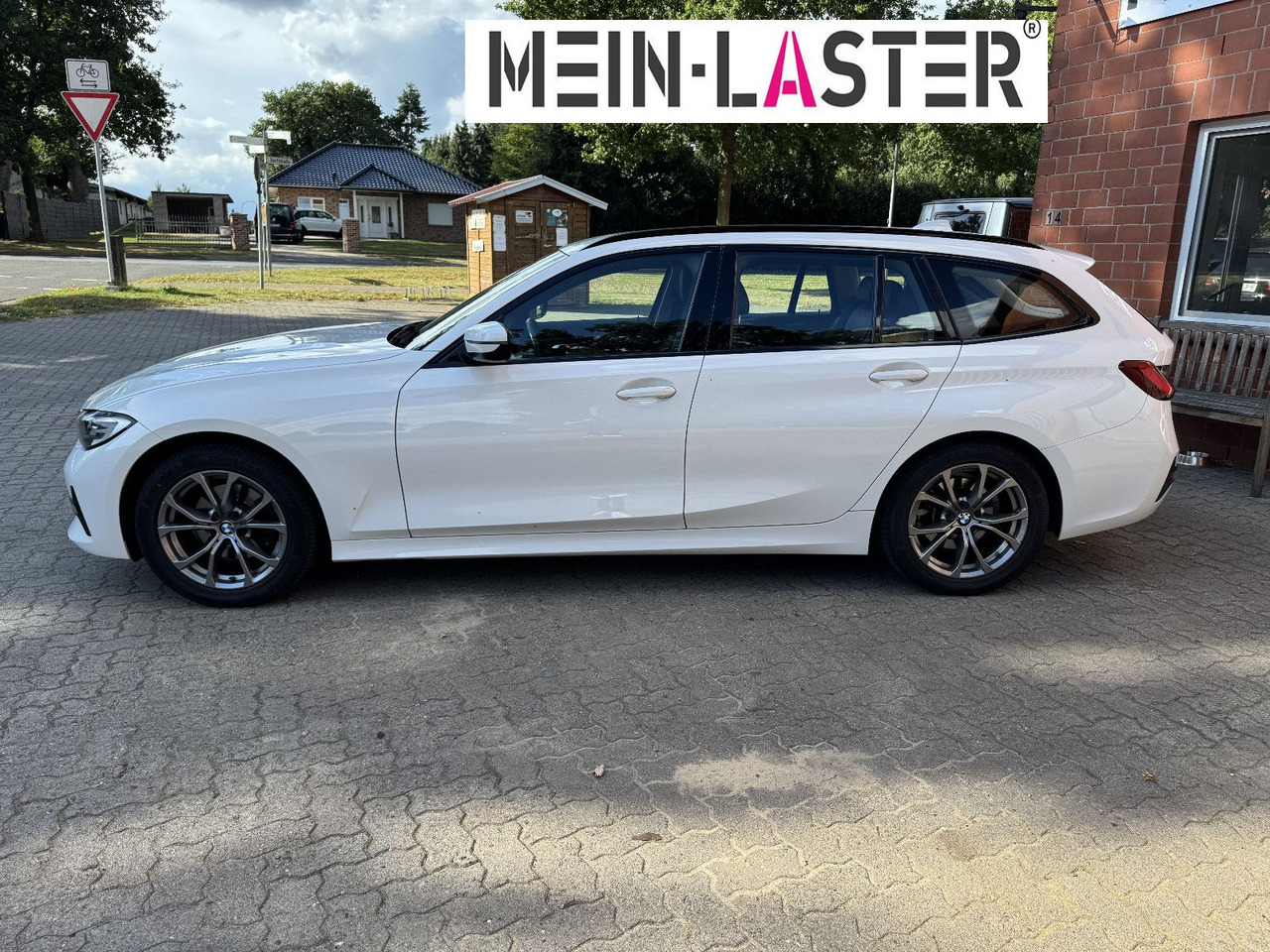 BMW 320 d xDrive touring Sport Line shadow AHK - Kombi: 4 kép. BMW 320 d xDrive touring Sport Line shadow AHK - Kombi: 4 kép.