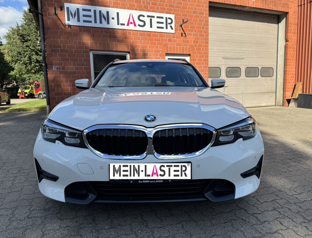 BMW 320 d xDrive touring Sport Line shadow AHK - Kombi: 3 kép. BMW 320 d xDrive touring Sport Line shadow AHK - Kombi: 3 kép.