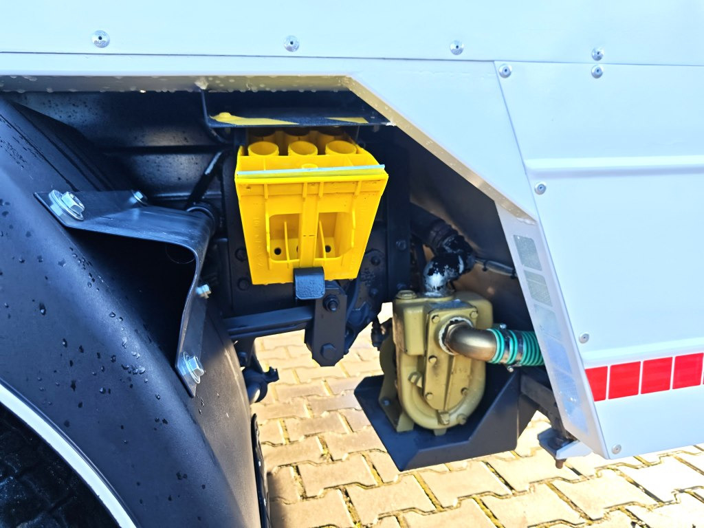 Szemetesautó Isuzu Small CONTAINER WASHER Containerreiniger - FARID: 24 kép.