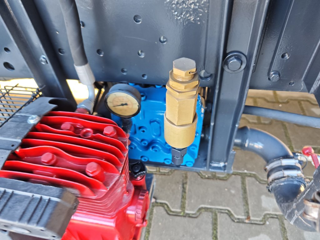 Szemetesautó Isuzu Small CONTAINER WASHER Containerreiniger - FARID: 22 kép.