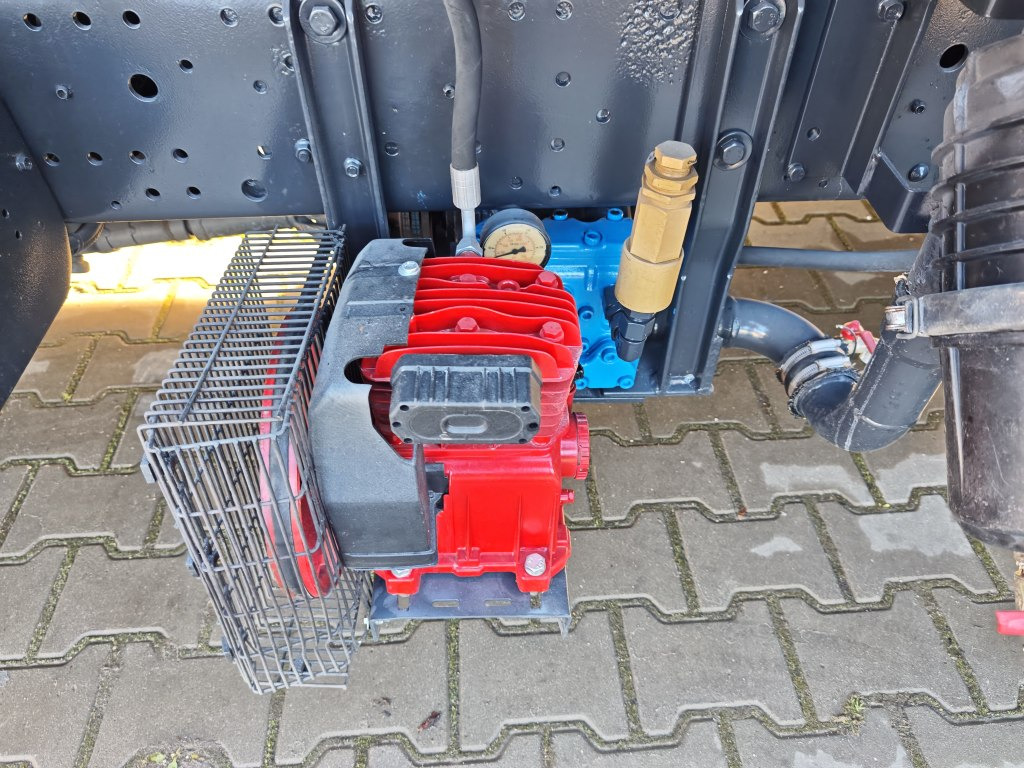 Szemetesautó Isuzu Small CONTAINER WASHER Containerreiniger - FARID: 21 kép.