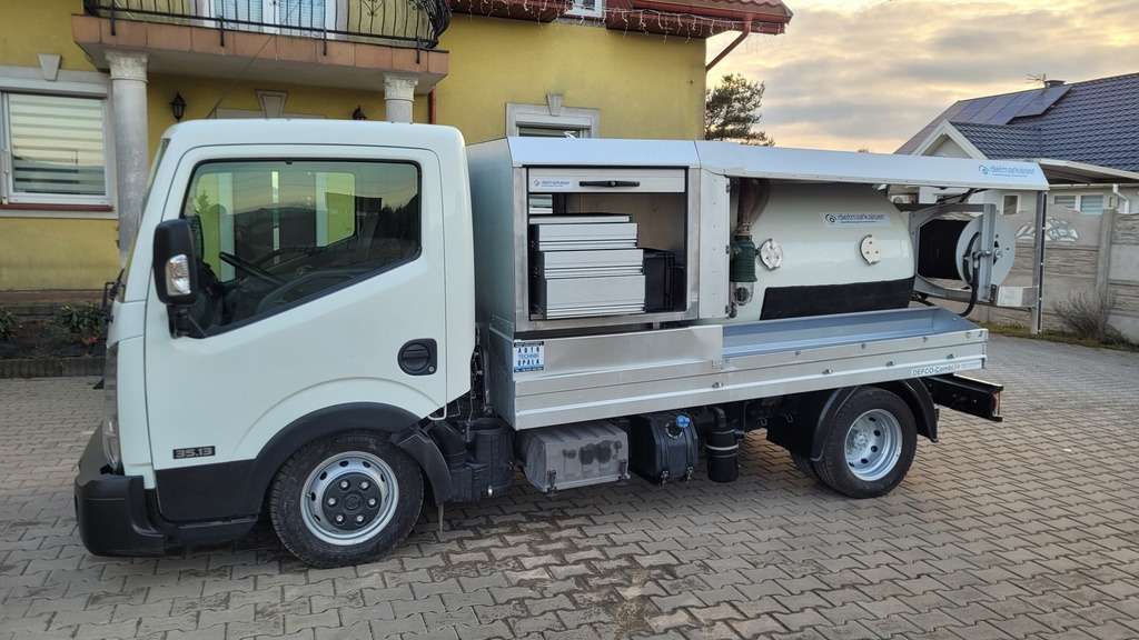 Nissan Cabstar COMBI Kanalreiniger VAAVUM CLEANER - Szippantós autó: 2 kép. Nissan Cabstar COMBI Kanalreiniger VAAVUM CLEANER - Szippantós autó: 2 kép.