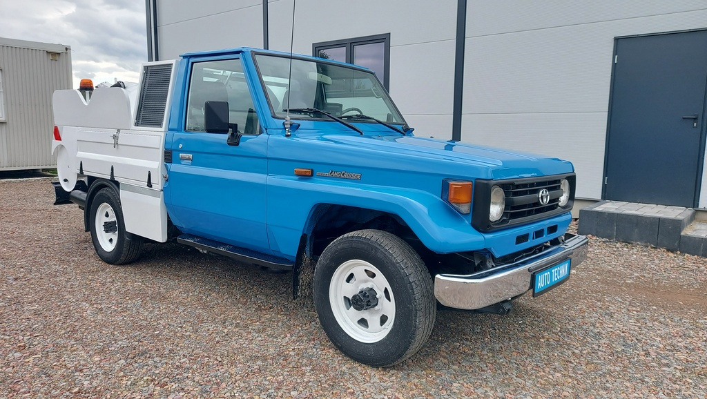 Toyota Land Cruiser COMBI HYDRO CLEANER Mini Combine - Szippantós autó: 1 kép. Toyota Land Cruiser COMBI HYDRO CLEANER Mini Combine - Szippantós autó: 1 kép.