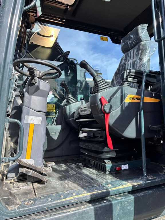 Hyundai HW170ACR Hyundai HW170ACR - Gumikerekes kotró: 5 kép. Hyundai HW170ACR Hyundai HW170ACR - Gumikerekes kotró: 5 kép.