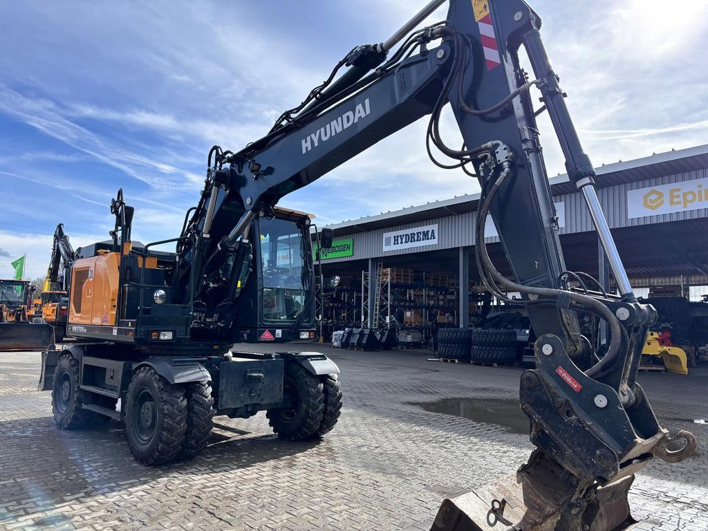 Hyundai HW170ACR Hyundai HW170ACR - Gumikerekes kotró: 2 kép. Hyundai HW170ACR Hyundai HW170ACR - Gumikerekes kotró: 2 kép.