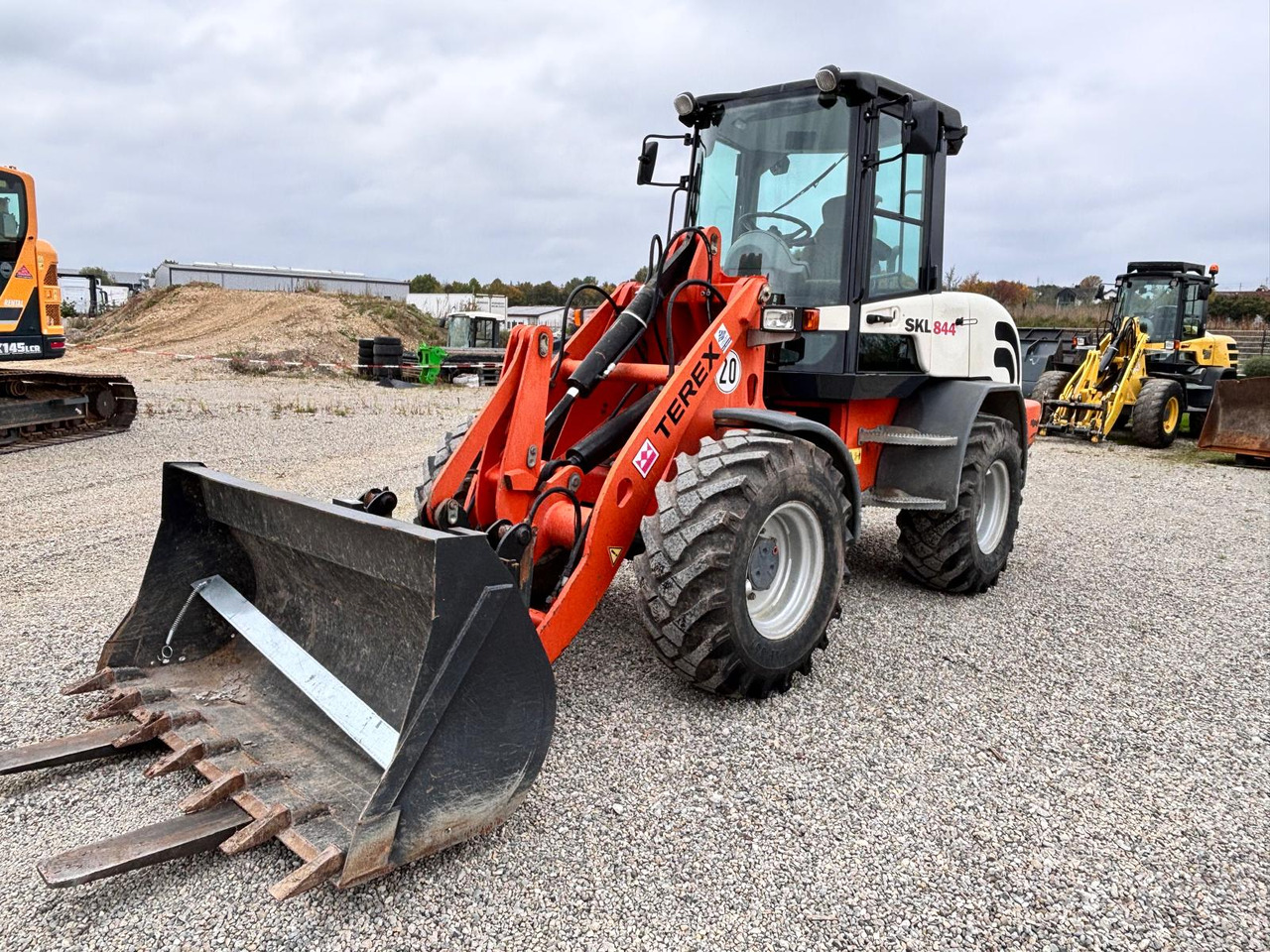 TEREX TL 100 - Gumikerekes homlokrakodó: 1 kép. TEREX TL 100 - Gumikerekes homlokrakodó: 1 kép.