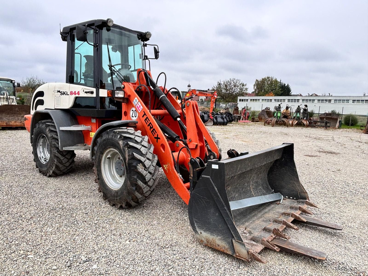 Terex SKL844/ TL100 - Gumikerekes homlokrakodó: 2 kép. Terex SKL844/ TL100 - Gumikerekes homlokrakodó: 2 kép.