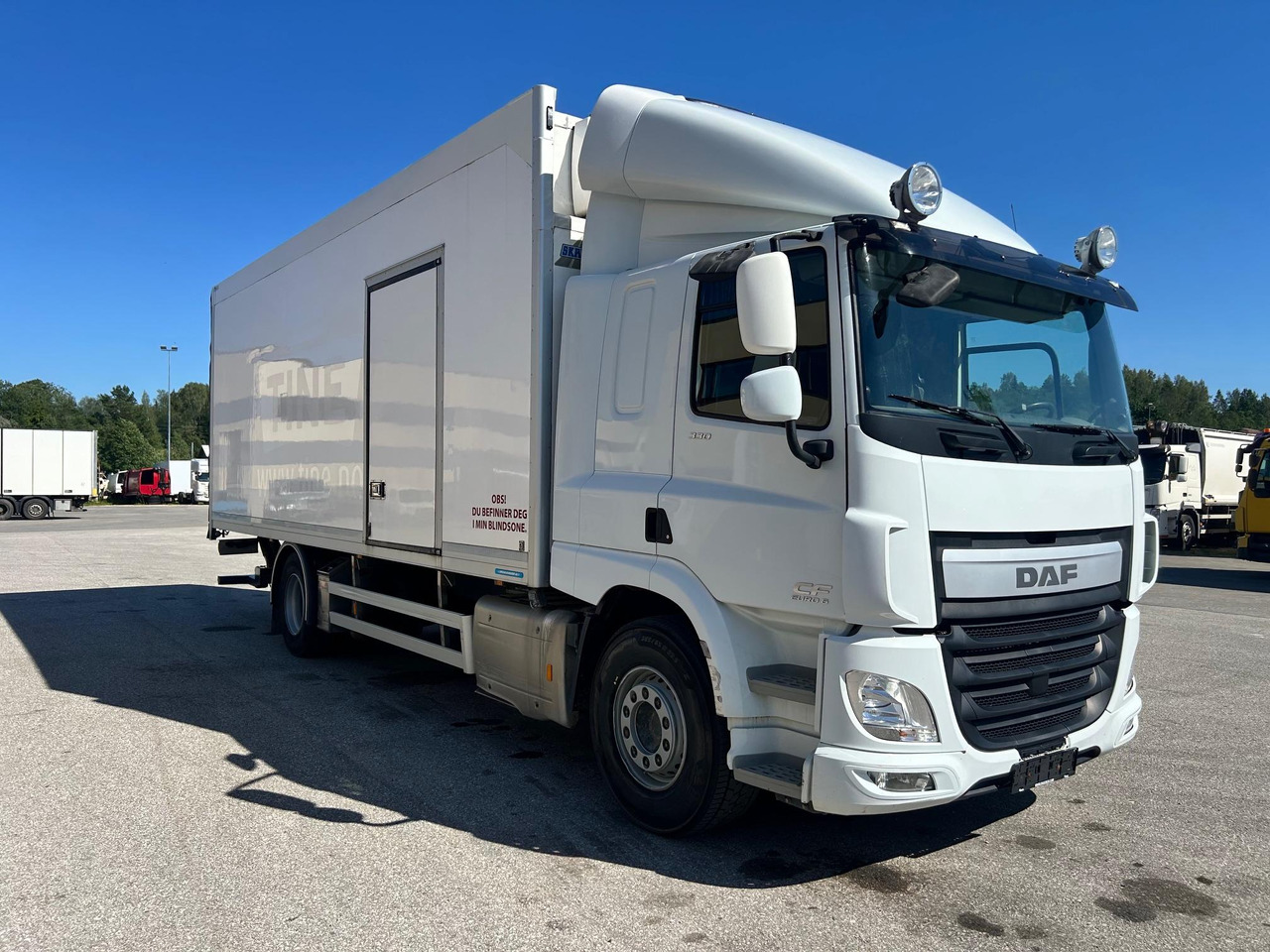 DAF CF330 - Hűtős teherautó: 1 kép. DAF CF330 - Hűtős teherautó: 1 kép.