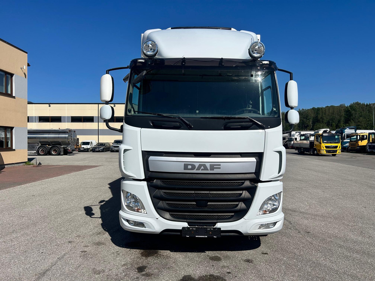 DAF CF330 - Hűtős teherautó: 2 kép. DAF CF330 - Hűtős teherautó: 2 kép.