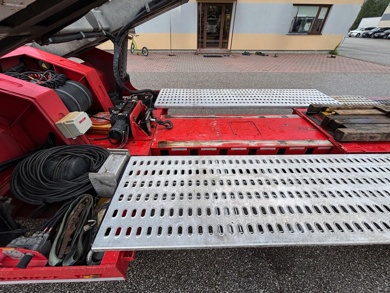 Félpótkocsi autószállító KÄSSBOHRER: 14 kép. Félpótkocsi autószállító KÄSSBOHRER: 14 kép.