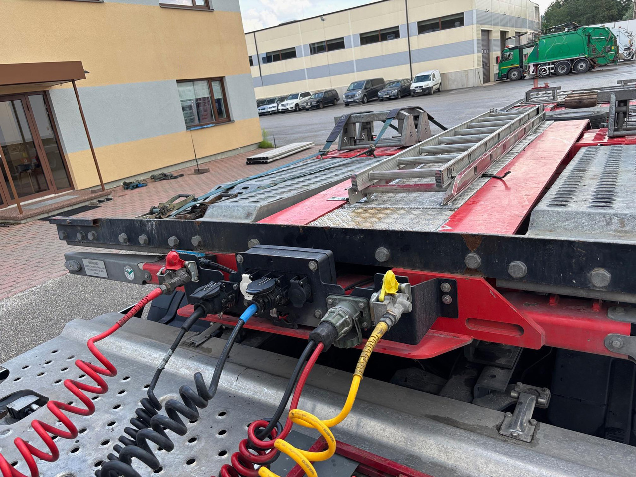 Félpótkocsi autószállító KÄSSBOHRER: 16 kép. Félpótkocsi autószállító KÄSSBOHRER: 16 kép.