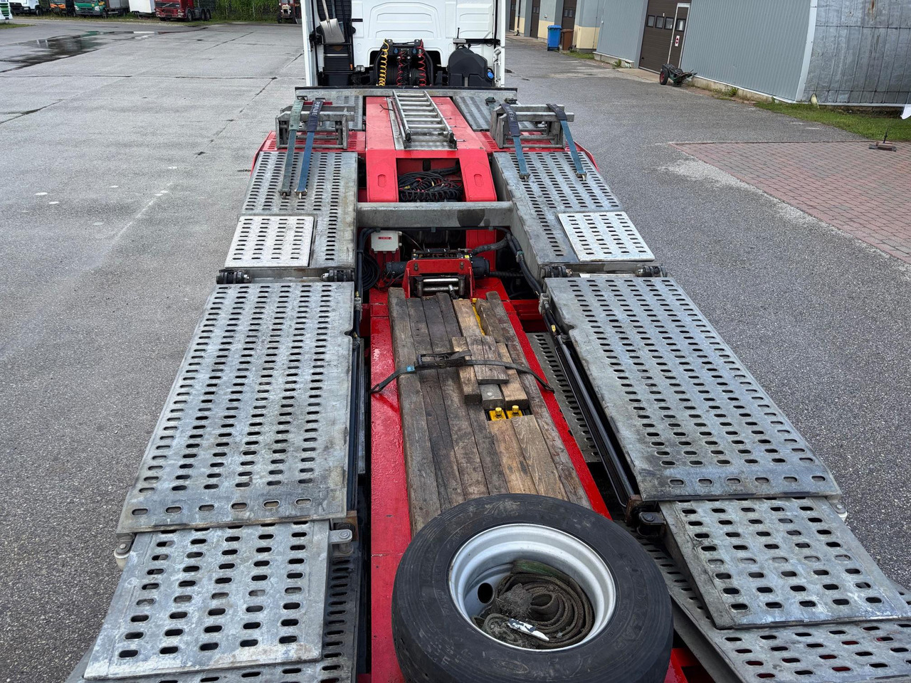 Félpótkocsi autószállító KÄSSBOHRER: 6 kép. Félpótkocsi autószállító KÄSSBOHRER: 6 kép.