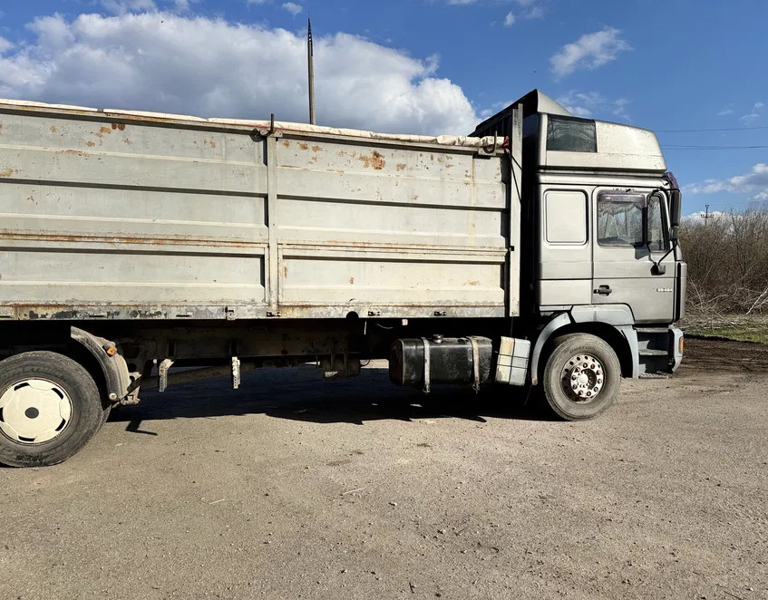 MAN 26.464 - Platós teherautó: 5 kép. MAN 26.464 - Platós teherautó: 5 kép.