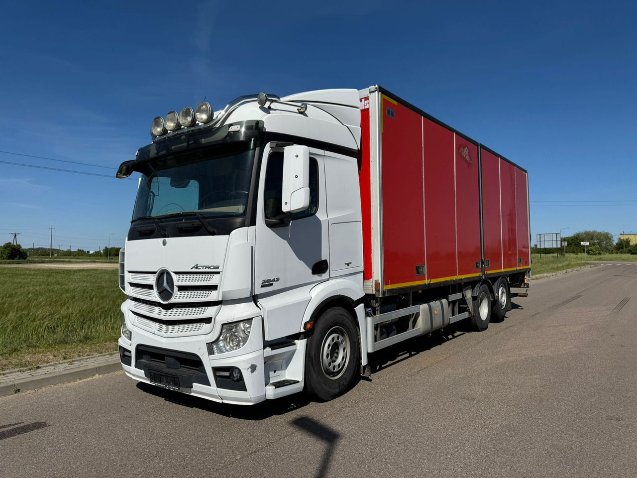 MERCEDES-BENZ ACTROS 2542 - Dobozos felépítményű teherautó: 2 kép. MERCEDES-BENZ ACTROS 2542 - Dobozos felépítményű teherautó: 2 kép.