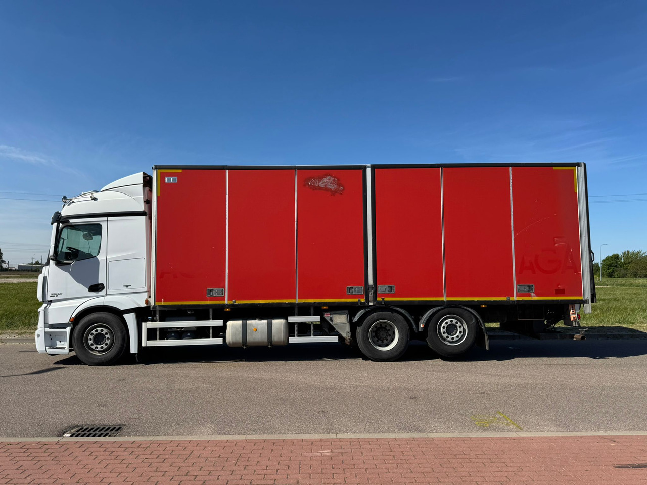 MERCEDES-BENZ ACTROS 2542 - Dobozos felépítményű teherautó: 5 kép. MERCEDES-BENZ ACTROS 2542 - Dobozos felépítményű teherautó: 5 kép.