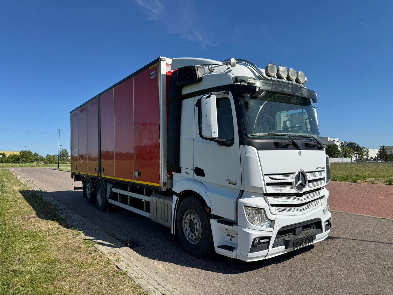 MERCEDES-BENZ ACTROS 2542 - Dobozos felépítményű teherautó: 1 kép. MERCEDES-BENZ ACTROS 2542 - Dobozos felépítményű teherautó: 1 kép.