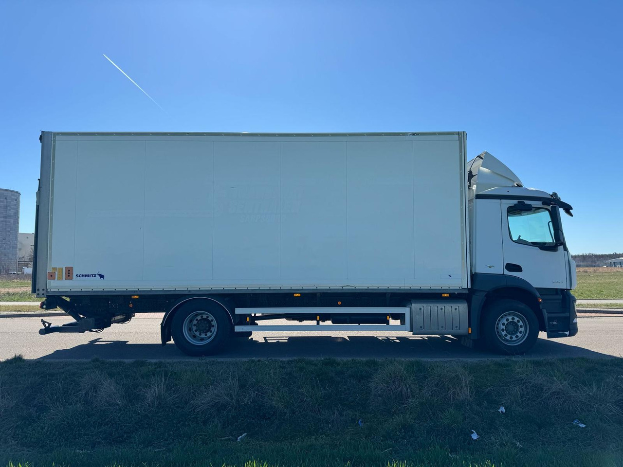 MERCEDES-BENZ ANTOS 1830 - Dobozos felépítményű teherautó: 5 kép. MERCEDES-BENZ ANTOS 1830 - Dobozos felépítményű teherautó: 5 kép.