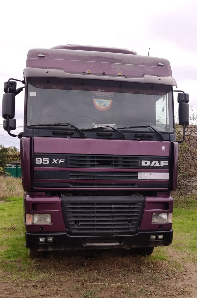 DAF 95XF380 - Nyergesvontató: 2 kép. DAF 95XF380 - Nyergesvontató: 2 kép.