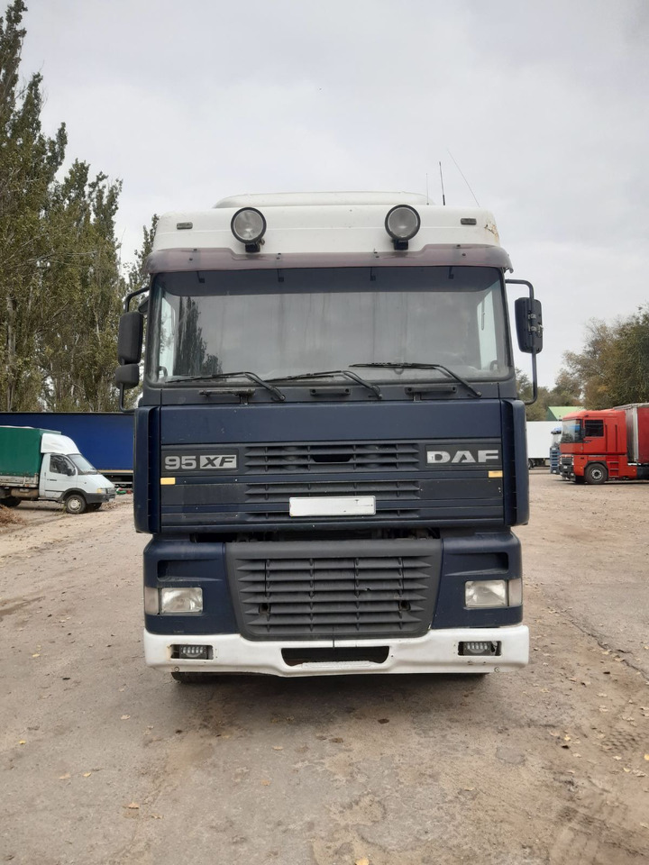 DAF 95XF380 - Nyergesvontató: 2 kép. DAF 95XF380 - Nyergesvontató: 2 kép.
