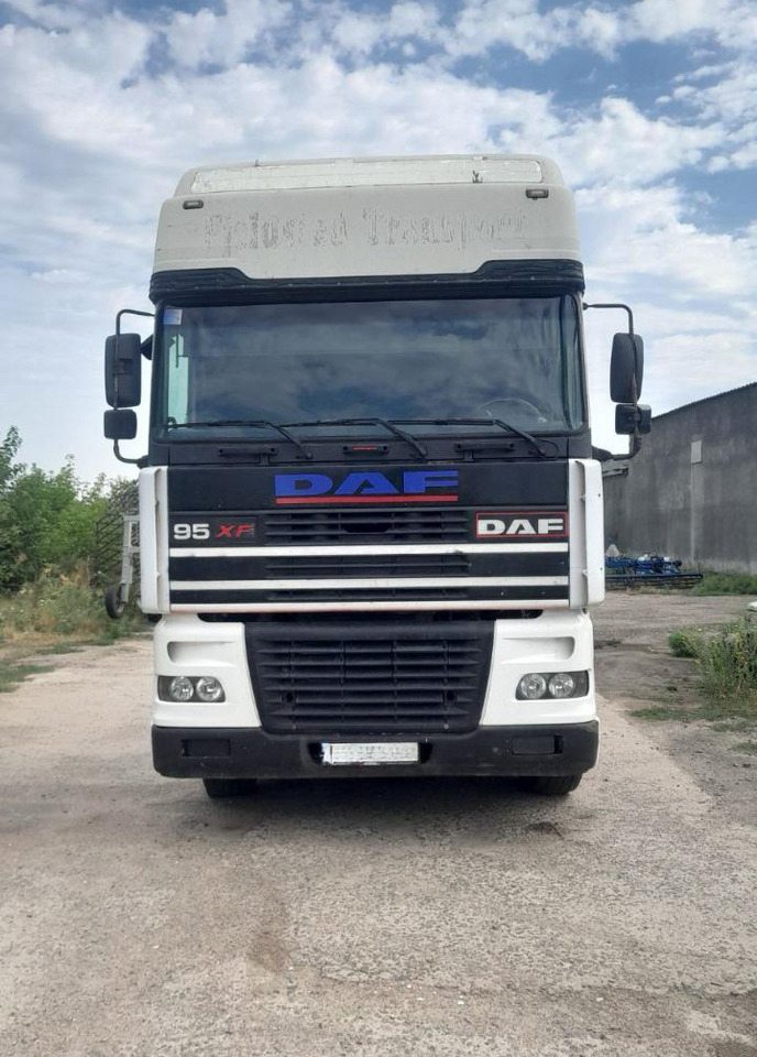 DAF 95XF430 - Nyergesvontató: 2 kép. DAF 95XF430 - Nyergesvontató: 2 kép.