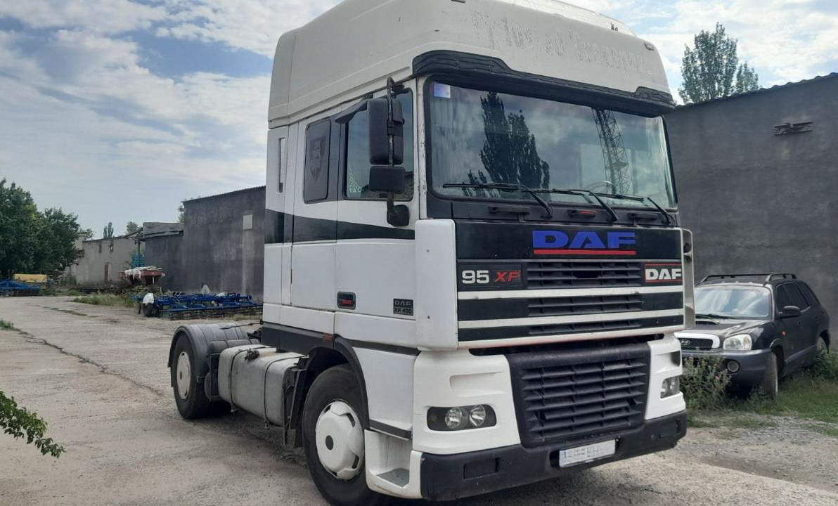 DAF 95XF430 - Nyergesvontató: 1 kép. DAF 95XF430 - Nyergesvontató: 1 kép.