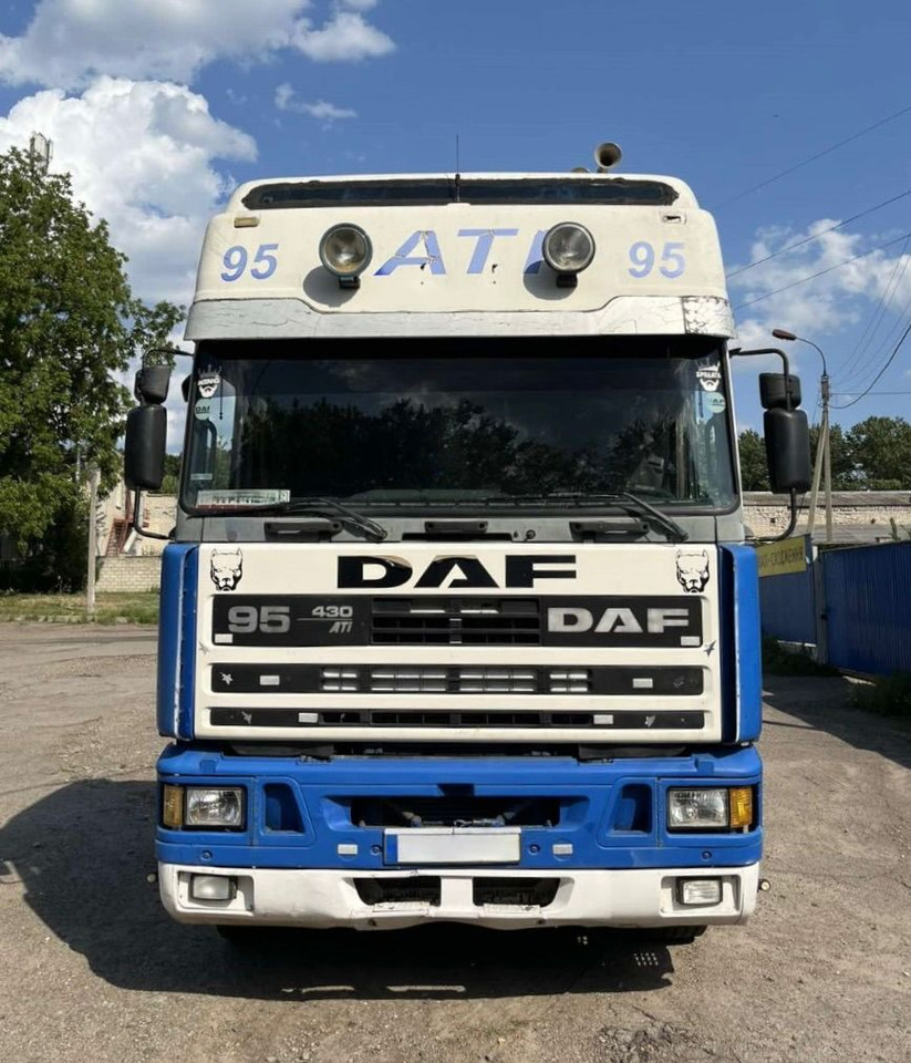 DAF ATI 95.430 - Nyergesvontató: 2 kép. DAF ATI 95.430 - Nyergesvontató: 2 kép.