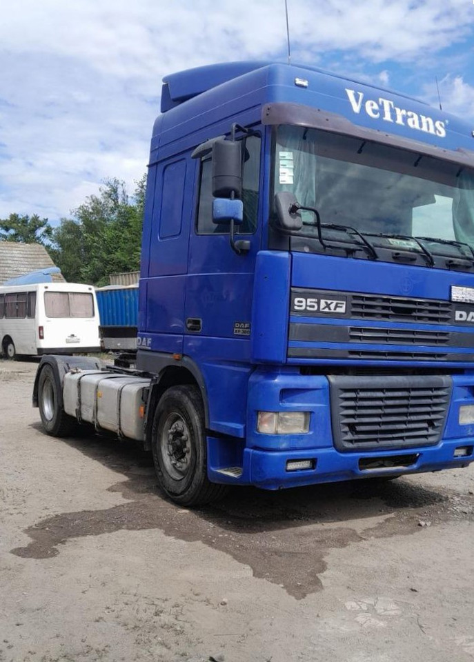 DAF XF 95.380 - Nyergesvontató: 1 kép. DAF XF 95.380 - Nyergesvontató: 1 kép.