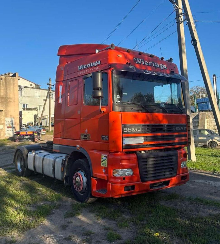 DAF XF 95.380 - Nyergesvontató: 1 kép. DAF XF 95.380 - Nyergesvontató: 1 kép.