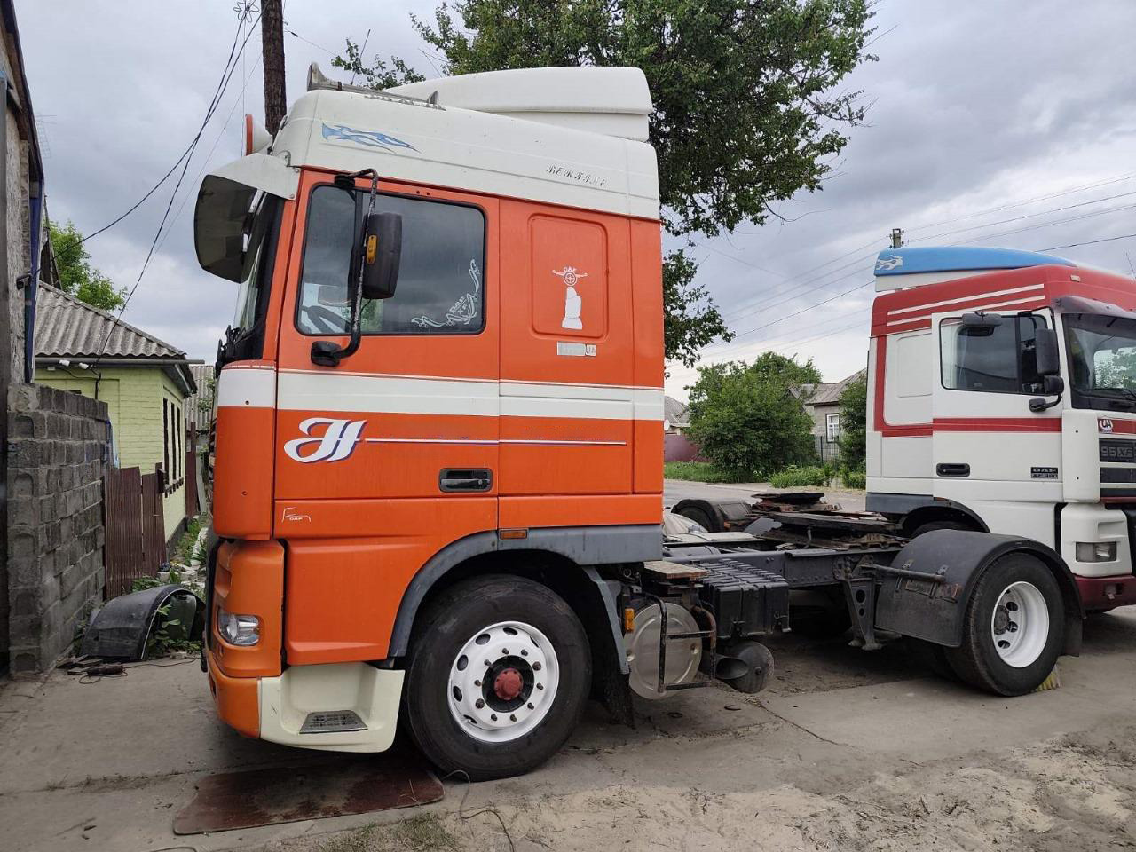 DAF XF 95.430 - Nyergesvontató: 2 kép. DAF XF 95.430 - Nyergesvontató: 2 kép.