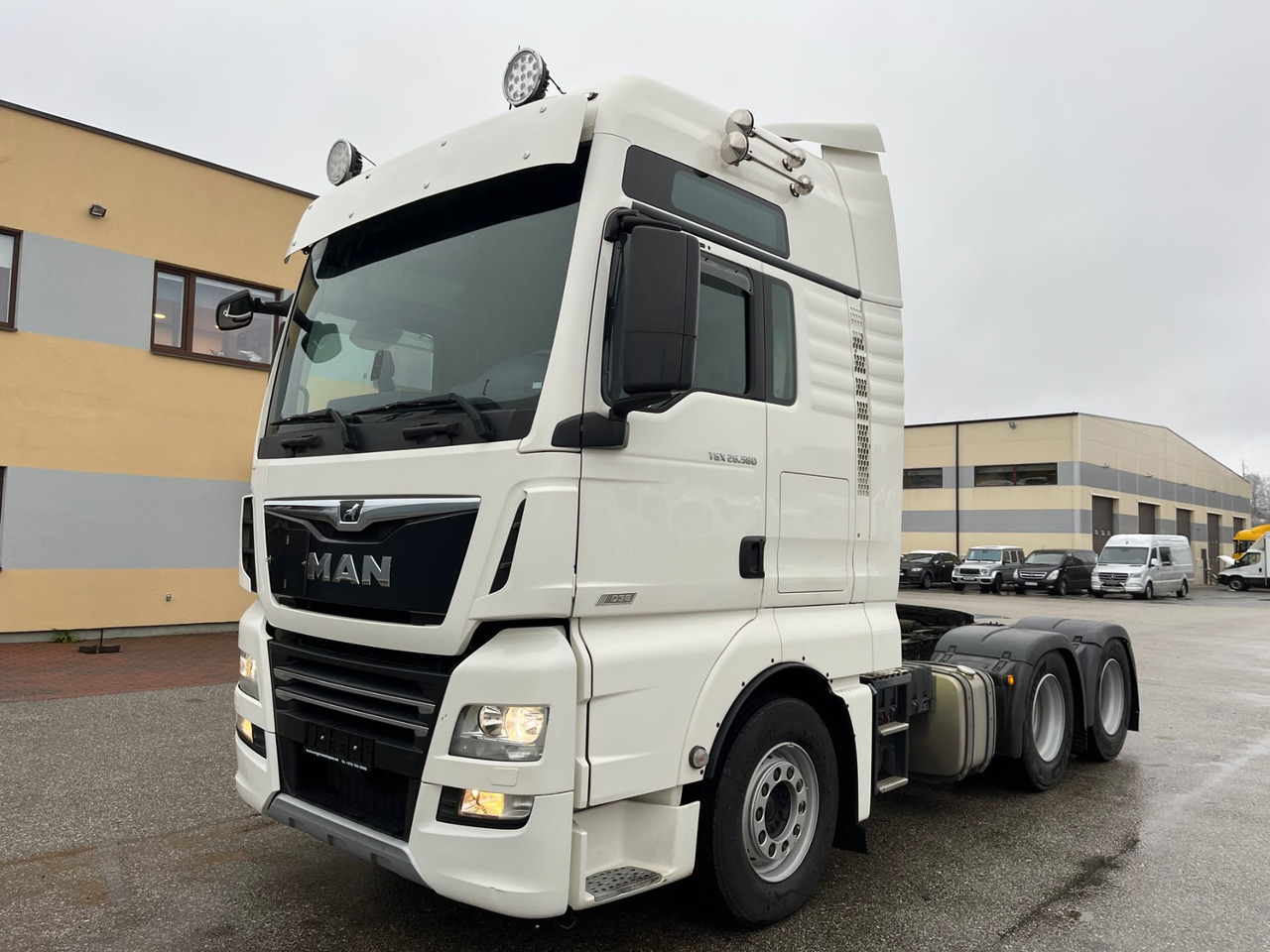 MAN TGX 26.580 - Nyergesvontató: 2 kép. MAN TGX 26.580 - Nyergesvontató: 2 kép.