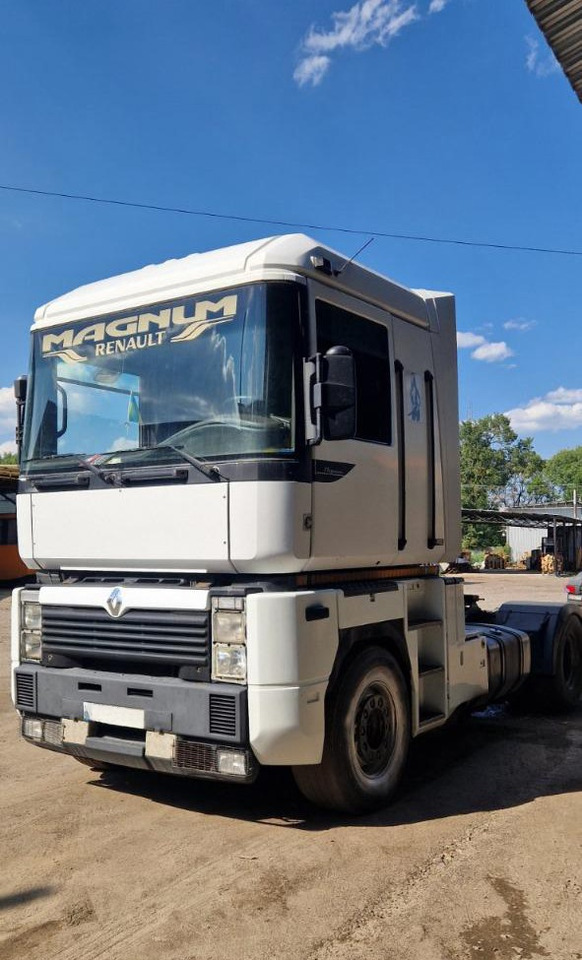 RENAULT Magnum 400 - Nyergesvontató: 2 kép. RENAULT Magnum 400 - Nyergesvontató: 2 kép.