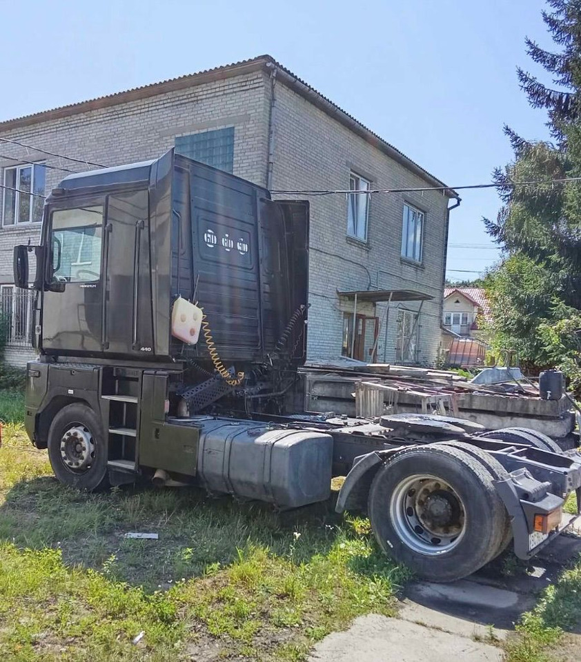 RENAULT Magnum 440 - Nyergesvontató: 4 kép. RENAULT Magnum 440 - Nyergesvontató: 4 kép.