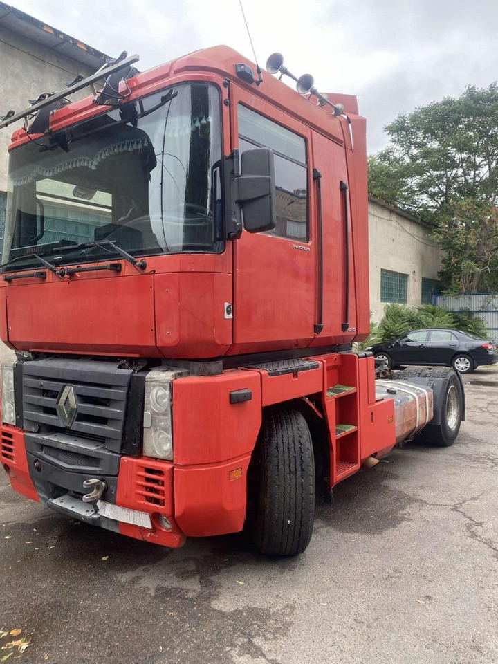 RENAULT Magnum 480 - Nyergesvontató: 4 kép. RENAULT Magnum 480 - Nyergesvontató: 4 kép.
